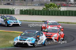 03.05.2015 - Race 2, Michel Nykj&#xe6;r (DEN) SEAT Le&#xf3;n, Target Competition leads Pepe Oriola (ESP) SEAT Le&#xf3;n, Team Craft-Bamboo LUKOIL 02-03.05.2015 TCR International Series, Valencia, Spain