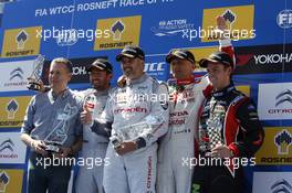 Race 1, 1st position Yvan Muller (FRA) Citroen C-Elysee WTCC, Citroen Total WTCC, 2nd position Jose Maria Lopez (ARG) Citroen C-Elysee WTCC, Citroen Total WTCC and 3rd position Gabriele Tarquini (ITA) Honda Civic WTCC, Honda Racing Team JAS 07.06.2015. World Touring Car Championship, Rounds 09 and 10, Moscow Raceway, Moscow, Russia.