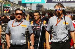 Paul Hembery (GBR) Pirelli Motorsport Director (Left) on the grid. 20.03.2016. Formula 1 World Championship, Rd 1, Australian Grand Prix, Albert Park, Melbourne, Australia, Race Day.