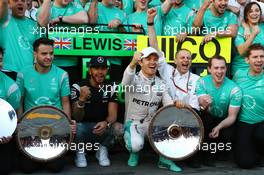 Lewis Hamilton (GBR) Mercedes Petronas AMG F1 and 1st place Nico Rosberg (GER) Mercedes Petronas AMG F1 celebrates with the team. 20.03.2016. Formula 1 World Championship, Rd 1, Australian Grand Prix, Albert Park, Melbourne, Australia, Race Day.