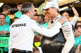 1st place Nico Rosberg (GER) Mercedes Petronas AMG F1 celebrates with the team. 20.03.2016. Formula 1 World Championship, Rd 1, Australian Grand Prix, Albert Park, Melbourne, Australia, Race Day.