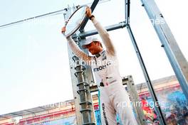 Race winner Nico Rosberg (GER) Mercedes AMG F1 celebrates with the fans. 20.03.2016. Formula 1 World Championship, Rd 1, Australian Grand Prix, Albert Park, Melbourne, Australia, Race Day.