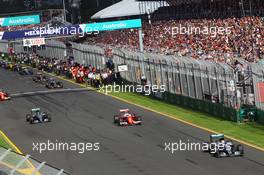 Lewis Hamilton (GBR) Mercedes AMG F1 W07 Hybrid leads on the formation lap. 20.03.2016. Formula 1 World Championship, Rd 1, Australian Grand Prix, Albert Park, Melbourne, Australia, Race Day.