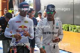 (L to R): Daniel Ricciardo (AUS) Red Bull Racing with Lewis Hamilton (GBR) Mercedes AMG F1. 20.03.2016. Formula 1 World Championship, Rd 1, Australian Grand Prix, Albert Park, Melbourne, Australia, Race Day.