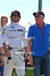 (L to R): Fernando Alonso (ESP) McLaren with Keith Sutton (GBR). 20.03.2016. Formula 1 World Championship, Rd 1, Australian Grand Prix, Albert Park, Melbourne, Australia, Race Day.