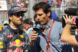 (L to R): Daniel Ricciardo (AUS) Red Bull Racing with Mark Webber (AUS) Porsche Team WEC Driver / Channel 4 Presenter / Channel 10 Presenter. 20.03.2016. Formula 1 World Championship, Rd 1, Australian Grand Prix, Albert Park, Melbourne, Australia, Race Day.