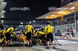 Kevin Magnussen (DEN) Renault Sport F1 Team RS16 practices a pit stop. 01.04.2016. Formula 1 World Championship, Rd 2, Bahrain Grand Prix, Sakhir, Bahrain, Practice Day