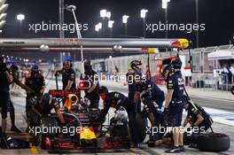 Daniel Ricciardo (AUS) Red Bull Racing RB12 in the pits. 01.04.2016. Formula 1 World Championship, Rd 2, Bahrain Grand Prix, Sakhir, Bahrain, Practice Day