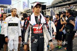 Esteban Gutierrez (MEX) Haas F1 Team on the grid. 03.04.2016. Formula 1 World Championship, Rd 2, Bahrain Grand Prix, Sakhir, Bahrain, Race Day.