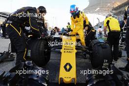 Jolyon Palmer (GBR) Renault Sport F1 Team RS16 on the grid. 03.04.2016. Formula 1 World Championship, Rd 2, Bahrain Grand Prix, Sakhir, Bahrain, Race Day.