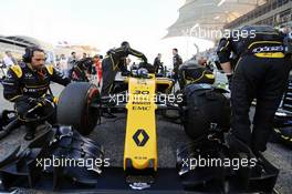 Jolyon Palmer (GBR) Renault Sport F1 Team RS16 on the grid. 03.04.2016. Formula 1 World Championship, Rd 2, Bahrain Grand Prix, Sakhir, Bahrain, Race Day.