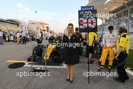 Grid girl for Jolyon Palmer (GBR) Renault Sport F1 Team. 03.04.2016. Formula 1 World Championship, Rd 2, Bahrain Grand Prix, Sakhir, Bahrain, Race Day.