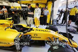 Jolyon Palmer (GBR) Renault Sport F1 Team RS16 with his brother Will Palmer (GBR). 03.04.2016. Formula 1 World Championship, Rd 2, Bahrain Grand Prix, Sakhir, Bahrain, Race Day.