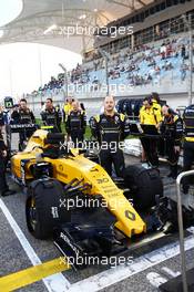 Renault Sport F1 Team mechanics on the grid. 03.04.2016. Formula 1 World Championship, Rd 2, Bahrain Grand Prix, Sakhir, Bahrain, Race Day.