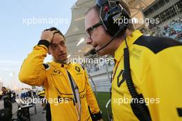 Jolyon Palmer (GBR) Renault Sport F1 Team on the grid with Mark Slade (GBR) Renault Sport F1 Team Race Engineer. 03.04.2016. Formula 1 World Championship, Rd 2, Bahrain Grand Prix, Sakhir, Bahrain, Race Day.