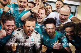 Nico Rosberg (GER) Mercedes AMG F1 celebrates with the team. 03.04.2016. Formula 1 World Championship, Rd 2, Bahrain Grand Prix, Sakhir, Bahrain, Race Day.