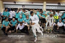 Race winner Nico Rosberg (GER) Mercedes AMG F1 celebrates with team mate Lewis Hamilton (GBR) Mercedes AMG F1 and the team. 03.04.2016. Formula 1 World Championship, Rd 2, Bahrain Grand Prix, Sakhir, Bahrain, Race Day.