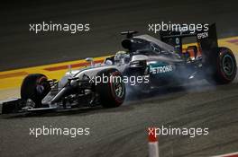 Lewis Hamilton (GBR) Mercedes AMG F1 W07 Hybrid locks up under braking. 03.04.2016. Formula 1 World Championship, Rd 2, Bahrain Grand Prix, Sakhir, Bahrain, Race Day.
