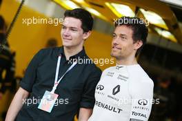 Jolyon Palmer (GBR) Renault Sport F1 Team with brother Will Palmer (GBR). 03.04.2016. Formula 1 World Championship, Rd 2, Bahrain Grand Prix, Sakhir, Bahrain, Race Day.