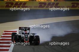 Romain Grosjean (FRA) Haas F1 Team VF-16 locks up under braking. 03.04.2016. Formula 1 World Championship, Rd 2, Bahrain Grand Prix, Sakhir, Bahrain, Race Day.