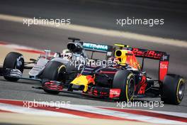 Daniil Kvyat (RUS) Red Bull Racing RB12 and Lewis Hamilton (GBR) Mercedes AMG F1 W07 Hybrid battle for position. 03.04.2016. Formula 1 World Championship, Rd 2, Bahrain Grand Prix, Sakhir, Bahrain, Race Day.