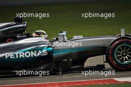 Lewis Hamilton (GBR) Mercedes AMG F1 W07 Hybrid with a damaged floor. 03.04.2016. Formula 1 World Championship, Rd 2, Bahrain Grand Prix, Sakhir, Bahrain, Race Day.