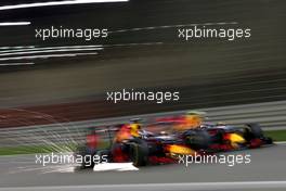 Daniel Ricciardo (AUS), Red Bull Racing and Daniil Kvyat (RUS), Red Bull Racing  03.04.2016. Formula 1 World Championship, Rd 2, Bahrain Grand Prix, Sakhir, Bahrain, Race Day.