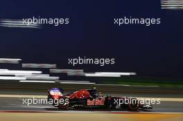 Carlos Sainz Jr (ESP) Scuderia Toro Rosso STR11 sends sparks flying. 02.04.2016. Formula 1 World Championship, Rd 2, Bahrain Grand Prix, Sakhir, Bahrain, Qualifying Day.