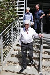 Bernie Ecclestone (GBR) leaves a meeting. 03.04.2016. Formula 1 World Championship, Rd 2, Bahrain Grand Prix, Sakhir, Bahrain, Race Day.