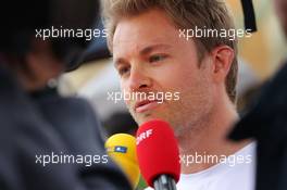 Nico Rosberg (GER) Mercedes AMG F1 with the media. 31.03.2016. Formula 1 World Championship, Rd 2, Bahrain Grand Prix, Sakhir, Bahrain, Preparation Day.