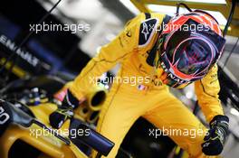 Esteban Ocon (FRA) Renault Sport F1 Team R16 Test Driver. 31.03.2016. Formula 1 World Championship, Rd 2, Bahrain Grand Prix, Sakhir, Bahrain, Preparation Day.