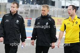 Kevin Magnussen (DEN) Renault Sport F1 Team walks the circuit with the team. 31.03.2016. Formula 1 World Championship, Rd 2, Bahrain Grand Prix, Sakhir, Bahrain, Preparation Day.