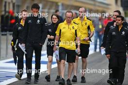 Jolyon Palmer (GBR) Renault Sport F1 Team walks the circuit with the team. 31.03.2016. Formula 1 World Championship, Rd 2, Bahrain Grand Prix, Sakhir, Bahrain, Preparation Day.