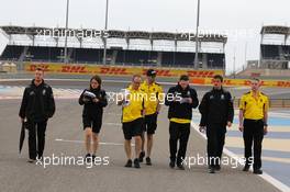 Jolyon Palmer (GBR) Renault Sport F1 Team RS16 walks the circuit with the team. 31.03.2016. Formula 1 World Championship, Rd 2, Bahrain Grand Prix, Sakhir, Bahrain, Preparation Day.