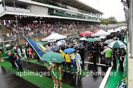 The grid observes the national anthem. 13.11.2016. Formula 1 World Championship, Rd 20, Brazilian Grand Prix, Sao Paulo, Brazil, Race Day.