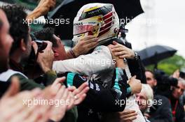 Race winner Lewis Hamilton (GBR) Mercedes AMG F1 celebrates with the team in parc ferme. 13.11.2016. Formula 1 World Championship, Rd 20, Brazilian Grand Prix, Sao Paulo, Brazil, Race Day.