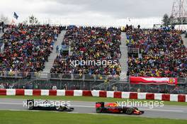 Daniel Ricciardo (AUS) Red Bull Racing RB12 leads Nico Rosberg (GER) Mercedes AMG F1 W07 Hybrid. 12.06.2016. Formula 1 World Championship, Rd 7, Canadian Grand Prix, Montreal, Canada, Race Day.