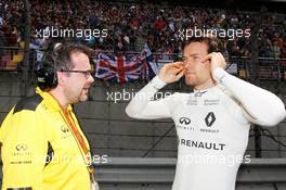 Jolyon Palmer (GBR) Renault Sport F1 Team with Julien Simon-Chautemps (FRA) Renault Sport F1 Team Race Engineer on the grid. 17.04.2016. Formula 1 World Championship, Rd 3, Chinese Grand Prix, Shanghai, China, Race Day.
