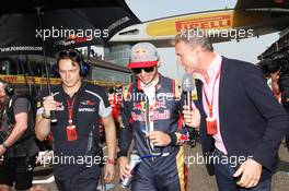 Carlos Sainz Jr (ESP) Scuderia Toro Rosso with David Coulthard (GBR) Red Bull Racing and Scuderia Toro Advisor / Channel 4 F1 Commentator on the grid. 17.04.2016. Formula 1 World Championship, Rd 3, Chinese Grand Prix, Shanghai, China, Race Day.