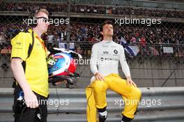 Jolyon Palmer (GBR) Renault Sport F1 Team on the grid. 17.04.2016. Formula 1 World Championship, Rd 3, Chinese Grand Prix, Shanghai, China, Race Day.