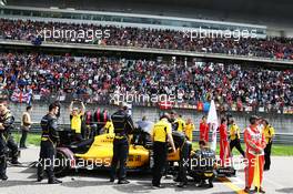 Kevin Magnussen (DEN) Renault Sport F1 Team RS16 on the grid. 17.04.2016. Formula 1 World Championship, Rd 3, Chinese Grand Prix, Shanghai, China, Race Day.