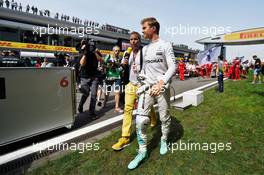 Nico Rosberg (GER) Mercedes AMG F1 with Kai Ebel (GER) RTL TV Presenter on the grid. 17.04.2016. Formula 1 World Championship, Rd 3, Chinese Grand Prix, Shanghai, China, Race Day.