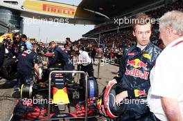 Daniil Kvyat (RUS) Red Bull Racing with Dr Helmut Marko (AUT) Red Bull Motorsport Consultant on the grid. 17.04.2016. Formula 1 World Championship, Rd 3, Chinese Grand Prix, Shanghai, China, Race Day.