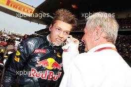 Daniil Kvyat (RUS) Red Bull Racing with Dr Helmut Marko (AUT) Red Bull Motorsport Consultant on the grid. 17.04.2016. Formula 1 World Championship, Rd 3, Chinese Grand Prix, Shanghai, China, Race Day.