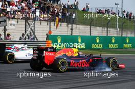 Daniil Kvyat (RUS) Red Bull Racing RB12 and Felipe Massa (BRA) Williams FW38 battle for position. 17.04.2016. Formula 1 World Championship, Rd 3, Chinese Grand Prix, Shanghai, China, Race Day.