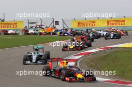 Daniel Ricciardo (AUS) Red Bull Racing RB12 leads at the start of the race. 17.04.2016. Formula 1 World Championship, Rd 3, Chinese Grand Prix, Shanghai, China, Race Day.