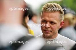 Kevin Magnussen (DEN) Renault Sport F1 Team with the media. 16.04.2016. Formula 1 World Championship, Rd 3, Chinese Grand Prix, Shanghai, China, Qualifying Day.