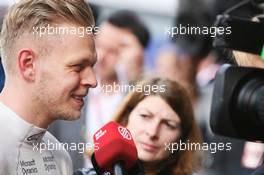 Kevin Magnussen (DEN) Renault Sport F1 Team with the media. 16.04.2016. Formula 1 World Championship, Rd 3, Chinese Grand Prix, Shanghai, China, Qualifying Day.