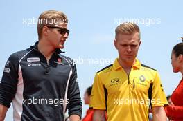 (L to R): Marcus Ericsson (SWE) Sauber F1 Team with Kevin Magnussen (DEN) Renault Sport F1 Team on the drivers parade. 17.04.2016. Formula 1 World Championship, Rd 3, Chinese Grand Prix, Shanghai, China, Race Day.