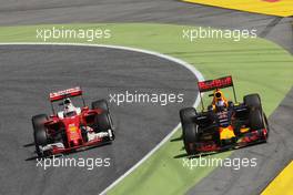 Daniel Ricciardo (AUS) Red Bull Racing RB12 and Sebastian Vettel (GER) Ferrari SF16-H battle for position. 15.05.2016. Formula 1 World Championship, Rd 5, Spanish Grand Prix, Barcelona, Spain, Race Day.